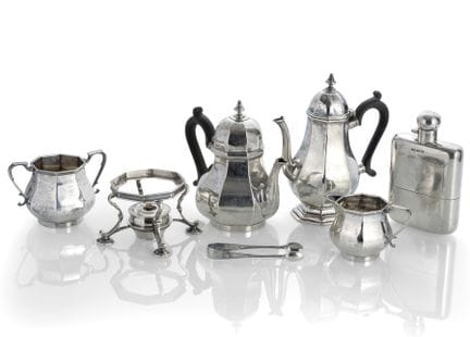 Service à café et à thé, réchaud, flasque, pince à