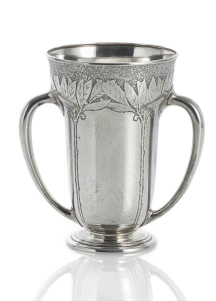 带花卉装饰的带把花瓶
蒂芙尼（Tiffany &amp; Co.），纽约，20世纪

高 14.5 