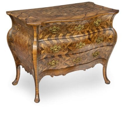 Commode aux marqueteries et parquets raffinés, orn