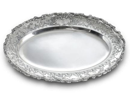 A FLORAL AND ROCAILLE PATTERN SILVER OVAL DISH
Vie