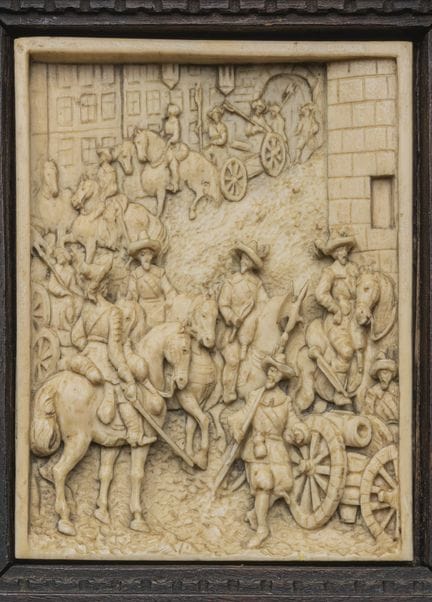Delicado panel en relieve de marfil con una escena