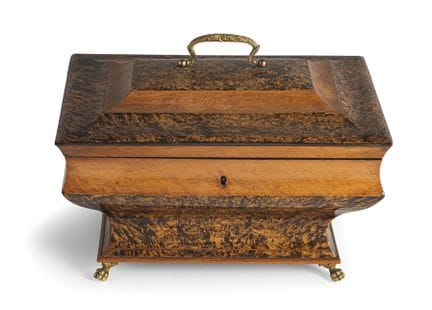 查理十世珠宝盒
法国，约1830/40年

21 x 33 x 22 厘米

枫木（经染色处理）与缎