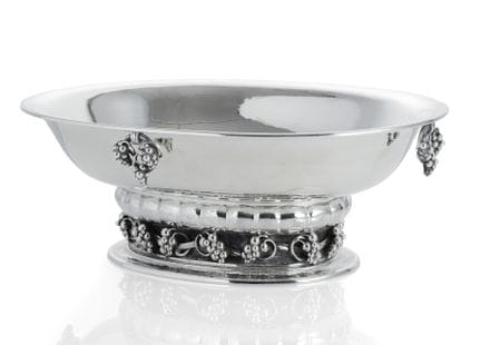 A LARGE GEORG JENSEN GRAPE PATTERN SILVER BOWL
Cop