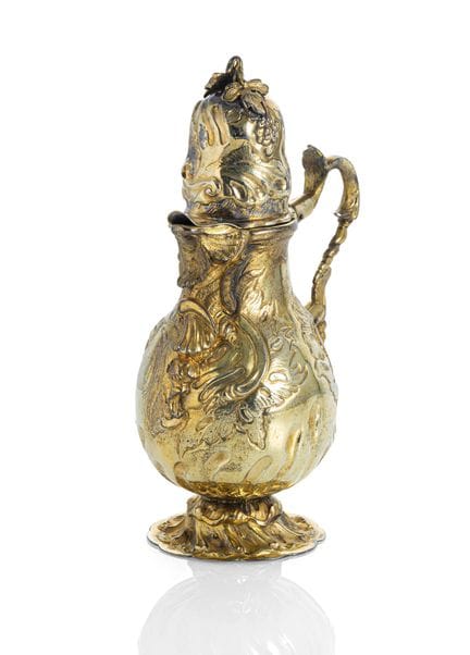 镀金小壶
奥格斯堡，1761/63年

高 19.5 厘米

银制，浮雕工艺，镀金。饰有罗凯尔纹样。