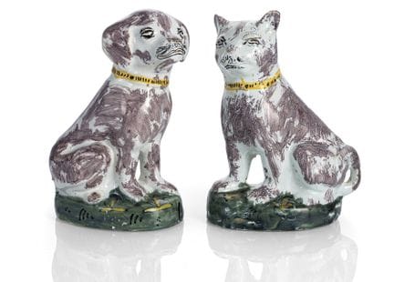 猫狗一对陶偶
布鲁塞尔或里尔，18世纪

高20厘米

白釉彩绘陶，表面有轻微修复痕迹。
