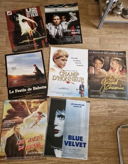 Lote de carteles de cine y conciertos que incluye: