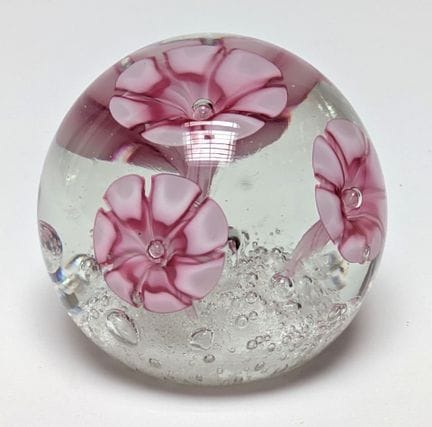 Plato de vidrio fundido decorado con flores rosas.
