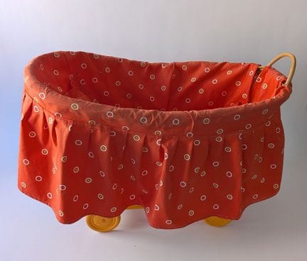 Cochecito de muñeca de mimbre y madera pintada con