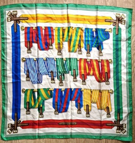 HERMES-PARIS. 
Silk twill scarf with a multicolore