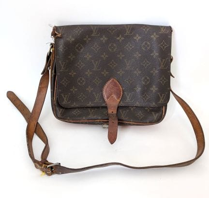Louis VUITTON.
Bolso de mano de lona recubierta co