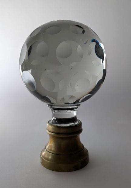 Bola de cristal para escalera con decoración de pa
