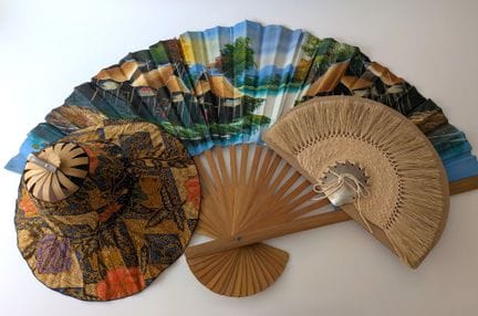 .
Set of two fans consisting of: 
- A folded fan w