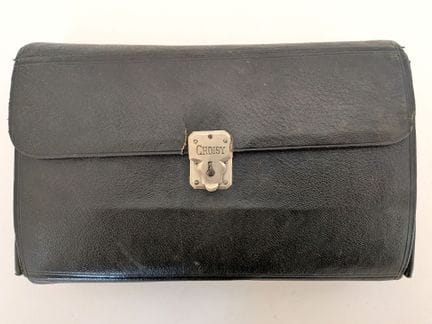 Estuche de material veterinario que contiene una v