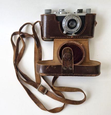 Cámara LEICA-LEITZ Elmar F: 5 cm, 1:3,5. 
Con su e