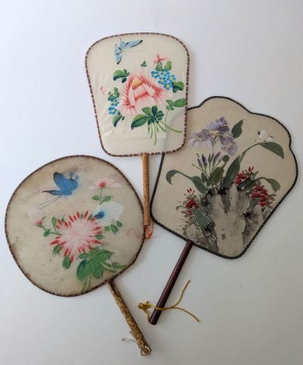 CHINA, siglo XX.
Conjunto de tres abanicos planos 