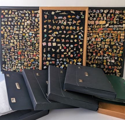 Cinco archivadores, una caja y tres paneles de pin