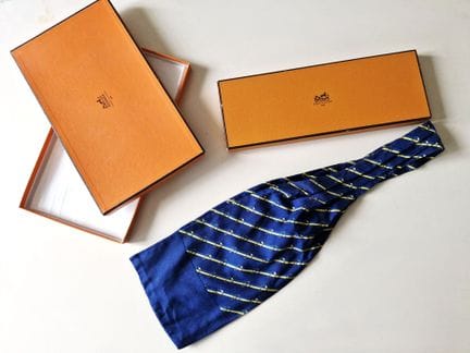 HERMES-PARIS. 
Men's blue and yellow silk scarf wi