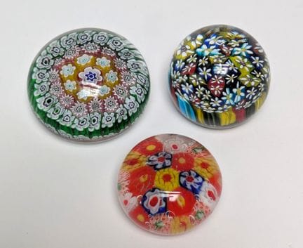 Lote de tres pequeños recipientes de vidrio fundid