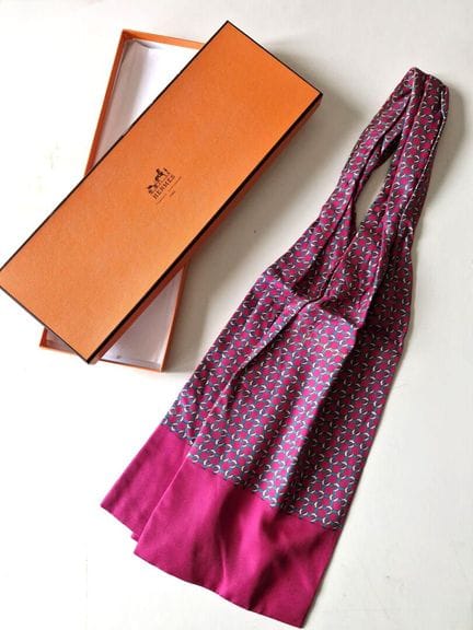 HERMES-PARIS. 
Men's scarf in raspberry-colored si