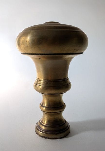 Treppenknauf aus Messing im „Baluster“-Stil, der a