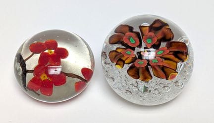 Juego de dos sulfuros de vidrio fundido decorados 
