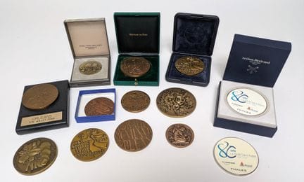 Lote de unas diez medallas modernas de bronce sobr