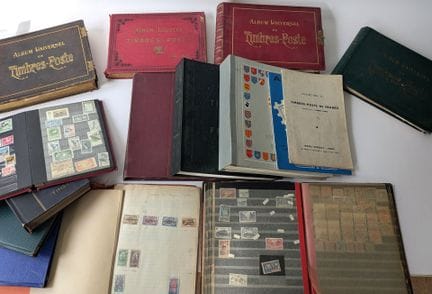 Una caja de álbumes antiguos. DE FRANCIA y univers