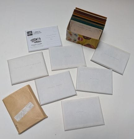En una caja hay un pequeño lote de objetos antiguo