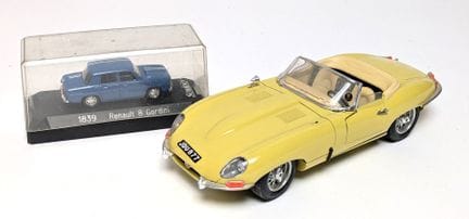 Dos coches en miniatura, uno de ellos un JAGUAR «E