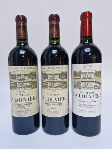Tres botellas de Château LA LOUVIERE de 2002 (x2) 