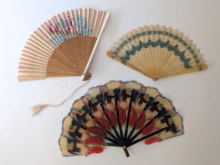 Set of three fans, including: 
- A broken-style fa