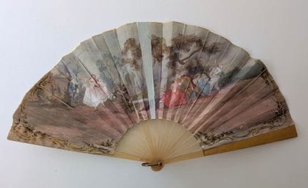 Folded fan, with blonde horn ribs and a fan face m
