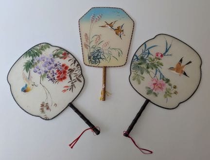 CHINA, siglo XX.
Conjunto de tres abanicos planos 