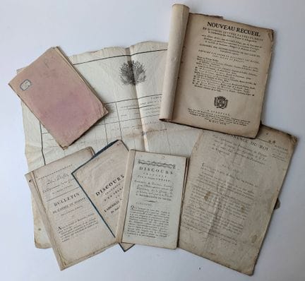 Conjunto de documentos diversos, entre los que se 