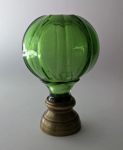 Bola de cristal verde para escalera con decoración