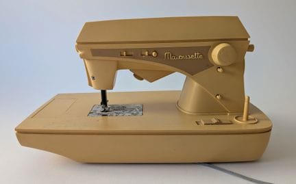 MI COSEDORA. 
Máquina de coser en miniatura de plá