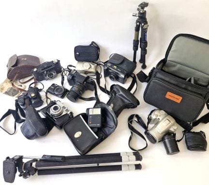 Lote de material fotográfico que incluye: una cáma