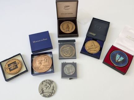 Lote compuesto por ocho medallas militares: "Fland