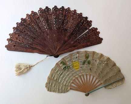 A set of two fans consisting of: 
- A broken-style