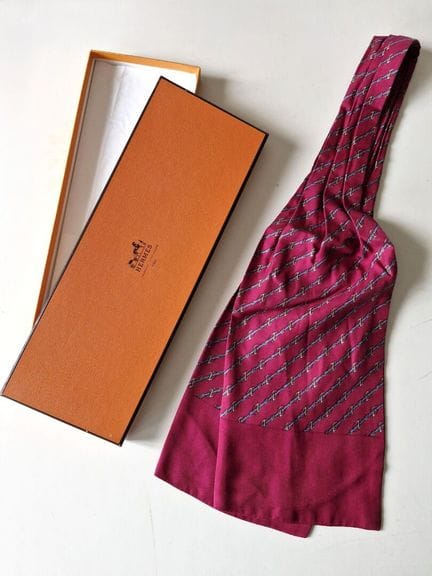 HERMES-PARIS. 
Men's raspberry-colored silk scarf 