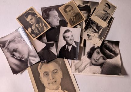 Sammlung alter Fotografien, die überwiegend mit „S