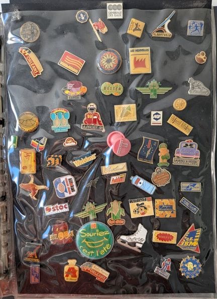 Carpeta que contiene aproximadamente 350 pins, ent