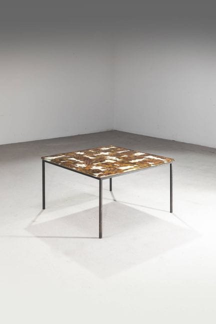 意大利制造
茶几
喷漆金属框架，装饰玻璃桌面。
70年代
40.5×72×72厘米
有瑕疵和轻微缺口