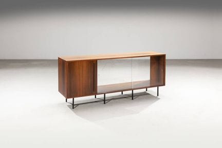 CAMPO &amp; GRAFFI 风格
双面餐边柜
木质框架，喷漆金属支撑架，玻璃。
20世纪6