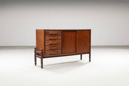 丹麦制造
餐边柜
木质框架，黄铜装饰件。
20世纪60年代
79×120×42.5厘米