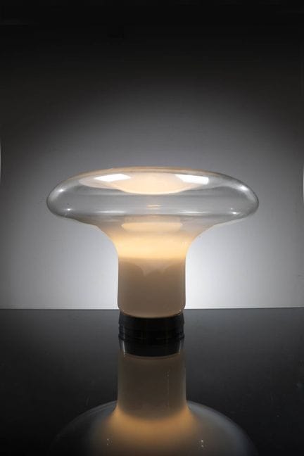 曼贾罗蒂·安杰洛
Lesbo 款台灯
铝材与吹制玻璃。
Artemide 1966年产
底座带有生产