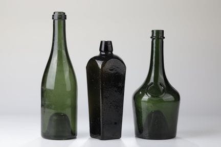 Lot varié de bouteilles de vin, de liqueur et de g