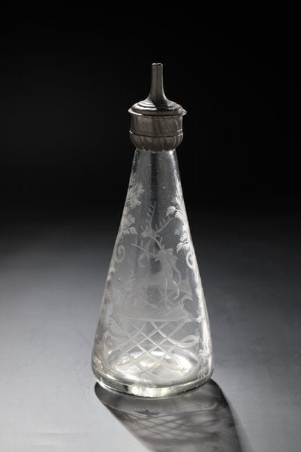 Rare biberon orné de motifs de cerfs
Rare biberon 