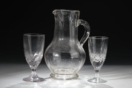 Cruche à poison et deux verres à pied, XIXe siècle