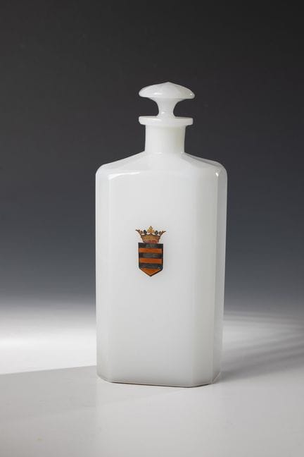 Bouteille en albâtre arborant les armoiries de la 